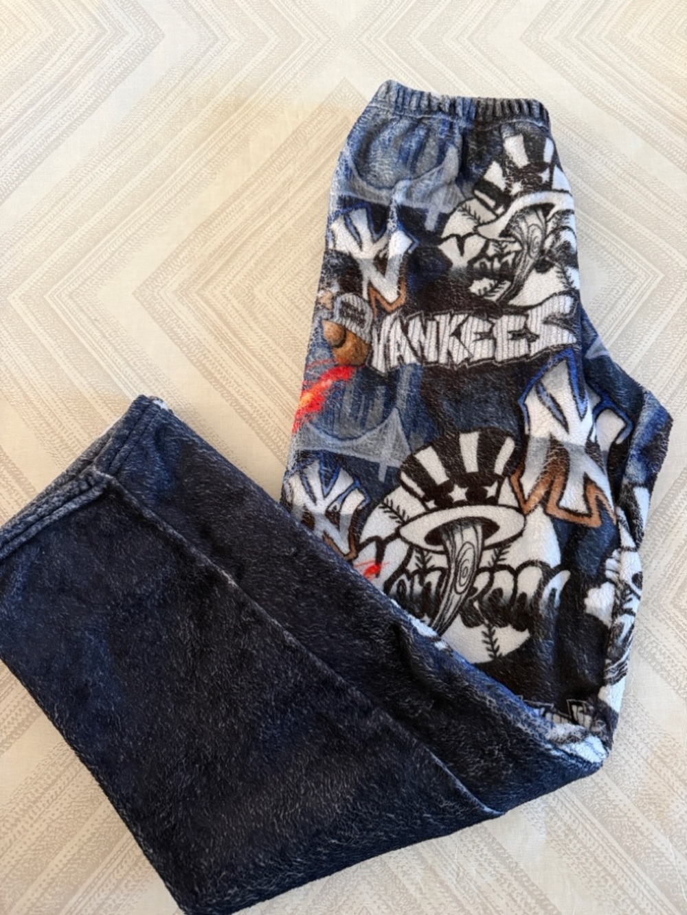 Penelope Wildberry Boys XL Fleece Lounge Pants – NY Yankees Graffiti Design